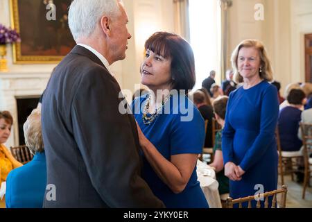 Le vice-président Mike Pence est accueilli par son épouse Karen Pence, alors que lui et le président Donald Trump passent par un déjeuner offert par la première dame dans la salle à manger d'État de la Maison Blanche, le mercredi 8 mars 2017. (Photo officielle de la Maison Blanche par Bao N. Huynh) Banque D'Images