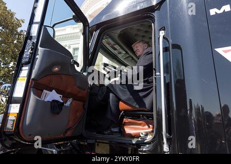 Le président Donald Trump est assis dans le siège du conducteur d’un semi-camion alors qu’il accueille les camionneurs et les PDG à la Maison Blanche, jeudi 23 mars 2017, pour discuter des soins de santé. (Photo officielle de la Maison Blanche par Benjamin Applebaum) Banque D'Images