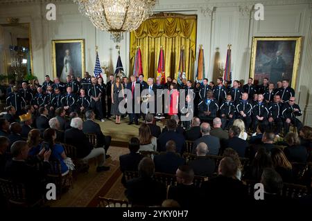 Le président Donald Trump, Première Dame Melania Trump, Vice-président Mike Pence et Mme Karen Pence participer à une cérémonie Wounded Warrior Project Ride dans l'East Room de la Maison Blanche, le jeudi 6 avril 2017. Officiel de la Maison Blanche (photo de Benjamin Applebaum) Banque D'Images