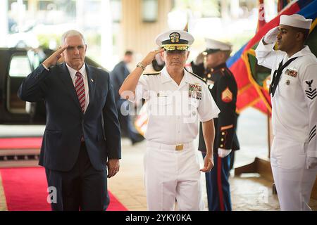 Le vice-président Mike Pence et le commandant du US Pacific Command, l’amiral Harry B. Harris Jr., saluent les troupes à l’arrivée du vice-président à joint Pearl Harbor Hickam à Hawaï, le lundi 24 avril 2017. (Photo officielle de la Maison Blanche par D. Myles Cullen) Banque D'Images