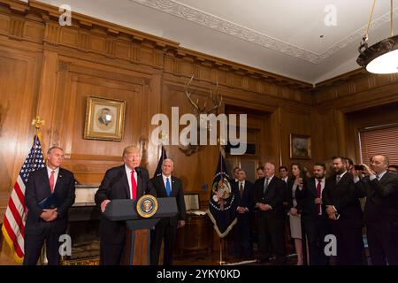 Le président Donald Trump prononce une allocution avant de signer l'ordre exécutif Antiquités au département américain de l'intérieur, mercredi 26 avril 2017, à Washington, D.C. L'ordre ordonne au Ministère de l'intérieur pour examen avant la désignation et monument suggérer des changements ou des modifications législatives au monument proclamations. Le président Trump est joint à la cérémonie par le Vice-président Mike Pence, droite, et le secrétaire américain de l'intérieur Ryan Zinke. Officiel de la Maison Blanche (photo par Shealah Craighead) Banque D'Images