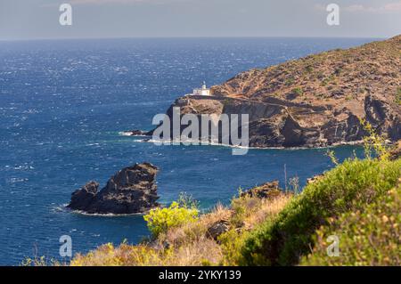 Phare de Cala Nans sur la côte rocheuse contre la mer Méditerranée bleue, près de Cadaques, Catalogne, Espagne Banque D'Images