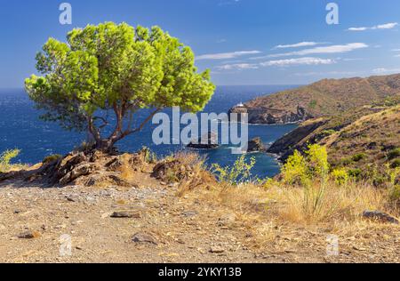 Phare de Cala Nans sur la côte rocheuse contre la mer Méditerranée bleue, près de Cadaques, Catalogne, Espagne Banque D'Images
