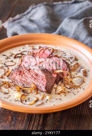 Soupe crémeuse au steak de poivre, tranches de bœuf Banque D'Images