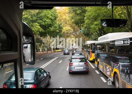 Voyager le long de la côte du Portugal, en regardant le trafic sur la route. Banque D'Images