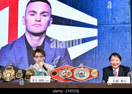 Naoya Inoue, championne du monde incontestée des poids-faibles, assiste à une conférence de presse avec Hideyuki Ohashi, président d'Ohhashi Boxing Gym, à droite, pour annoncer que sa prochaine défense de titre contre Sam Goodman, le challenger australien, montrée à l'écran, aura lieu à Ariake Arena le 24 décembre, au Capitol Hotel Tokyu à Tokyo, Japon, octobre. 24, 2024. Crédit : Hiroaki Finito Yamaguchi/AFLO/Alamy Live News Banque D'Images