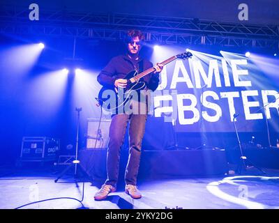 Keele, Royaume-Uni. 19 novembre 2024. Jamie Webster et son groupe jouent au Keele University Students Union dans le cadre de sa tournée hivernale au Royaume-Uni. Crédit Ian Knight/Alamy Live News Banque D'Images