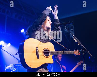 Keele, Royaume-Uni. 19 novembre 2024. Jamie Webster et son groupe jouent au Keele University Students Union dans le cadre de sa tournée hivernale au Royaume-Uni. Crédit Ian Knight/Alamy Live News Banque D'Images