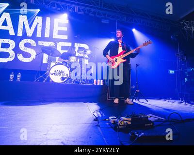 Keele, Royaume-Uni. 19 novembre 2024. Jamie Webster et son groupe jouent au Keele University Students Union dans le cadre de sa tournée hivernale au Royaume-Uni. Crédit Ian Knight/Alamy Live News Banque D'Images