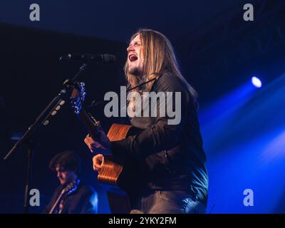 Keele, Royaume-Uni. 19 novembre 2024. Jamie Webster et son groupe jouent au Keele University Students Union dans le cadre de sa tournée hivernale au Royaume-Uni. Crédit Ian Knight/Alamy Live News Banque D'Images