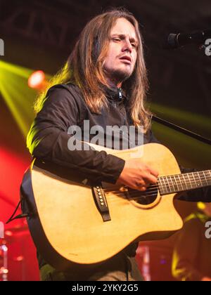 Keele, Royaume-Uni. 19 novembre 2024. Jamie Webster et son groupe jouent au Keele University Students Union dans le cadre de sa tournée hivernale au Royaume-Uni. Crédit Ian Knight/Alamy Live News Banque D'Images