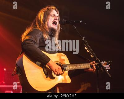 Keele, Royaume-Uni. 19 novembre 2024. Jamie Webster et son groupe jouent au Keele University Students Union dans le cadre de sa tournée hivernale au Royaume-Uni. Crédit Ian Knight/Alamy Live News Banque D'Images