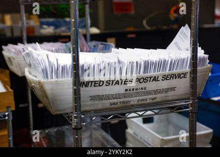 San Jose, États-Unis. 19 novembre 2024. Les bulletins de vote par la poste non ouverts attendent d'être comptés au bâtiment du registraire des électeurs du comté de Santa Clara à San Jose, en Californie, le mardi 12 novembre 2024. (Photo de Shae Hammond/Bay Area News Group/TNS/SIPA USA) crédit : SIPA USA/Alamy Live News Banque D'Images