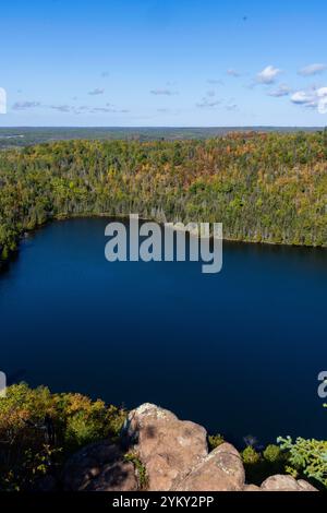 Photographie en grand angle de Bean Lake, Tettegouche State Park, près de Silver Bay, Minnesota, États-Unis par un bel après-midi d'automne. Banque D'Images