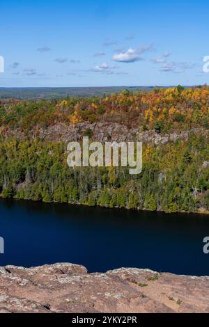 Photographie en grand angle de Bean Lake, Tettegouche State Park, près de Silver Bay, Minnesota, États-Unis par un bel après-midi d'automne. Banque D'Images