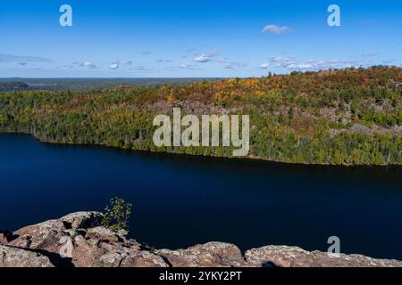 Photographie en grand angle de Bean Lake, Tettegouche State Park, près de Silver Bay, Minnesota, États-Unis par un bel après-midi d'automne. Banque D'Images