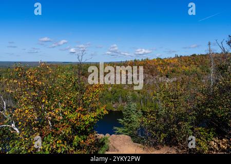 Photographie en grand angle de Bean Lake, Tettegouche State Park, près de Silver Bay, Minnesota, États-Unis par un bel après-midi d'automne. Banque D'Images