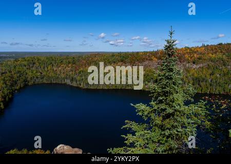 Photographie en grand angle de Bean Lake, Tettegouche State Park, près de Silver Bay, Minnesota, États-Unis par un bel après-midi d'automne. Banque D'Images