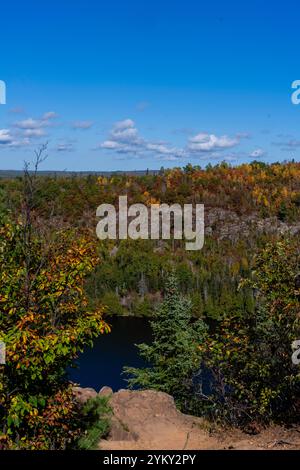 Photographie en grand angle de Bean Lake, Tettegouche State Park, près de Silver Bay, Minnesota, États-Unis par un bel après-midi d'automne. Banque D'Images