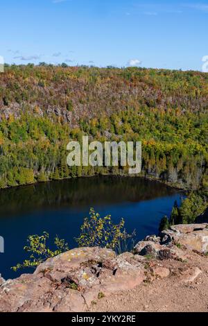 Photographie en grand angle de Bean Lake, Tettegouche State Park, près de Silver Bay, Minnesota, États-Unis par un bel après-midi d'automne. Banque D'Images