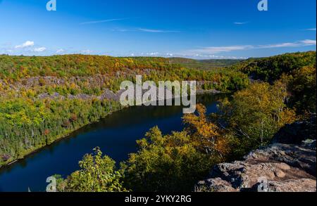 Photographie en grand angle de Bear Lake, parc d'État de Tettegouche, près de Silver Bay, Minnesota, États-Unis, par un bel après-midi d'automne. Banque D'Images