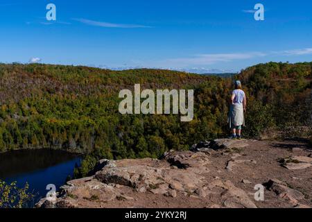 Photographie en grand angle de Bean Lake, Tettegouche State Park, près de Silver Bay, Minnesota, États-Unis par un bel après-midi d'automne. Banque D'Images