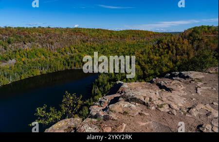 Photographie en grand angle de Bean Lake, Tettegouche State Park, près de Silver Bay, Minnesota, États-Unis par un bel après-midi d'automne. Banque D'Images