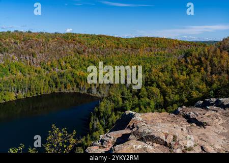 Photographie en grand angle de Bean Lake, Tettegouche State Park, près de Silver Bay, Minnesota, États-Unis par un bel après-midi d'automne. Banque D'Images