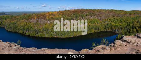 Photographie panoramique en grand angle du lac Bean, parc d'État de Tettegouche, près de Silver Bay, Minnesota, États-Unis, par un bel après-midi d'automne. Banque D'Images