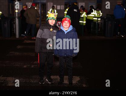 CARDIFF, ROYAUME-UNI. 26 mars 2024. Les fans du pays de Galles arrivent avant la finale du championnat d'Europe 2024 entre le pays de Galles et la Pologne au stade de Cardiff City le 26 mars 2024 (pic by John Smith/FAW) crédit : Football Association of Wales/Alamy Live News Banque D'Images