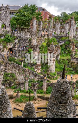 GUIZHOU, GUIYANG, CHINE, 16 AOÛT 2022 : vallée de Yelang, la collection massive d'art s'étend sur plus de deux millions de pieds carrés et comprend des châteaux, des lacs, Banque D'Images