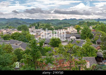 Dynastie Ming Qing Maison rurale traditionnelle chinoise au bord du lac, dans la ville antique de Qingyan, l'une de la célèbre vieille ville et destination de voyage populaire en G. Banque D'Images