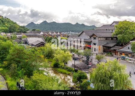 17 août 2022, GUIYANG, CHINE : les touristes visitent la ville antique de Qingyan, Guiyang, province de Guizhou, Chine. Un spot panoramique 5A. Célèbre historique et cultur Banque D'Images