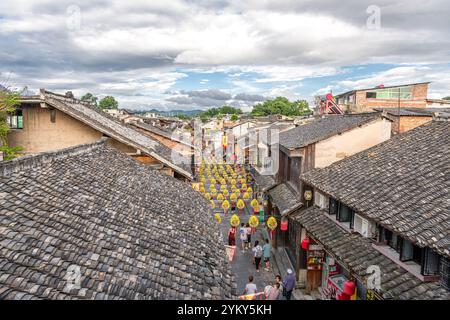 Guizhou, Chine, 19 août 2022 : rue commerçante dans la vieille ville de Qingyan, l'une des 4 premières villes célèbres et destination de voyage populaire à Guizh Banque D'Images