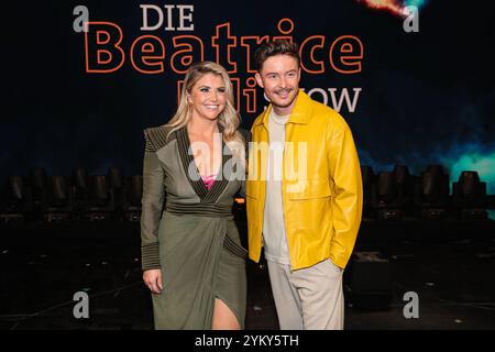 Moderatorin Beatrice Egli CHF mit Saenger Tim Peters - Aufzeichnung ARD Show ãDie Beatrice Egli ShowÒ im Studio Berlin Adlershof in Berlin - Sendétermin 31.10.2024 *** présentatrice Beatrice Egli CHF avec le chanteur Tim Peters enregistrement de l'émission ARD ÒThe Beatrice Egli ShowÓ au Studio Berlin Adlershof in Berlin date de diffusion 31 10 2024 Banque D'Images