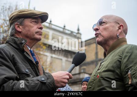 Londres, Royaume-Uni. 19 novembre 2024. Nigel Farage (G), leader du Parti réformiste britannique, interviewe Richard Fairbrass (d), l'un des membres du groupe pop britannique Right Said Fred pendant le rassemblement. Dix mille fermiers et sympathisants ont manifesté à l'extérieur à Downing Street à Londres à la suite de la controversée taxe de succession qui a été récemment introduite le jour du budget par le gouvernement travailliste. (Photo de Krisztian Elek/SOPA images/SIPA USA) crédit : SIPA USA/Alamy Live News Banque D'Images