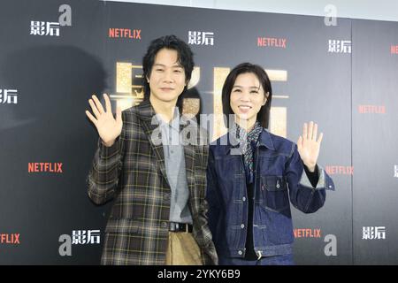 Taipei. 20 novembre 2024. L'actrice Ying-Hsuan Hsieh et l'actrice Xue Shiling posent lors d'un événement promotionnel à Taipei, province de Taiwan, Chine, le 19 novembre 2024. (Photo de Costfoto/NurPhoto) crédit : NurPhoto SRL/Alamy Live News Banque D'Images