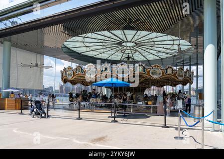 New York City, USA -19 août 2022 : les gens chevauchent Jane's Carousel dans Brooklyn Bridge Park, New York City, USA. Banque D'Images