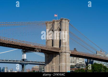 New York City, USA - 19 août 2022 : Brooklyn Bridge avec des bâtiments et Manhattan Bridge en arrière-plan à New York City, NY, USA. Banque D'Images