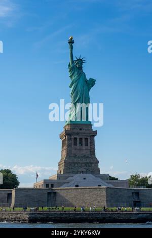 Liberty Island et Statue de la liberté vue depuis l'eau. New York, États-Unis. Banque D'Images