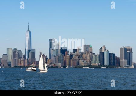 Horizon de Manhattan avec bateau à voile et croisière vue depuis l'eau. New York, États-Unis. Banque D'Images