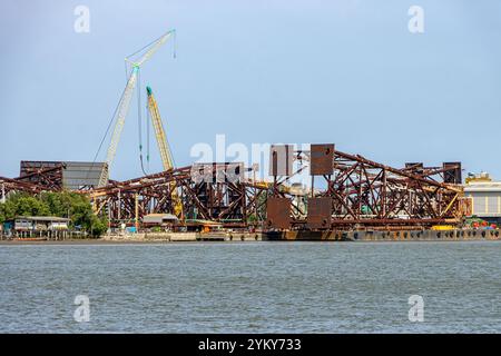 La plate-forme de tête de puits reposant sur la barge, prête pour le transport, Thaïlande Banque D'Images