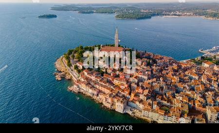 Niché le long de la mer Adriatique, Rovinj Croatie captive les visiteurs avec ses bâtiments colorés et son charme historique. Le soleil jette une lueur dorée sur th Banque D'Images