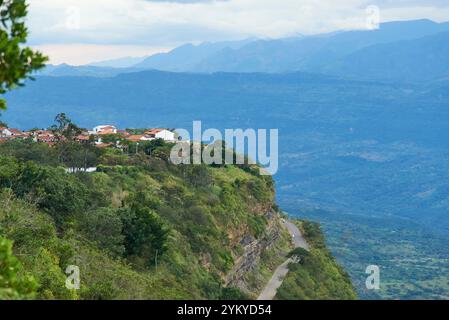 Barichara, la plus belle ville de Colombie, vue d'un belvédère voisin, une zone naturelle touristique avec une vue imprenable sur les environs. Banque D'Images
