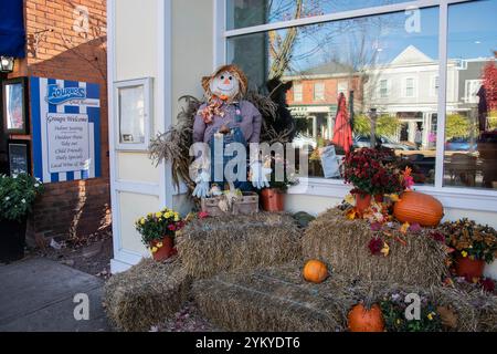 Agriculteur de l'épouvantail portant des combinaisons sur la rue Queen dans le centre-ville de Niagara-on-the-Lake, Ontario, Canada Banque D'Images