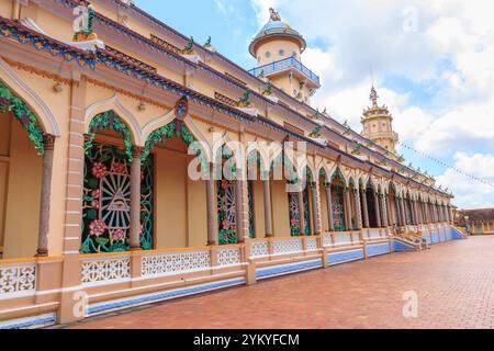 Tay Ninh Holy See est des tours de Caodaïsme dans la province de Tay Ninh au Vietnam. Connu pour son mélange unique de styles architecturaux de diverses religions. Banque D'Images