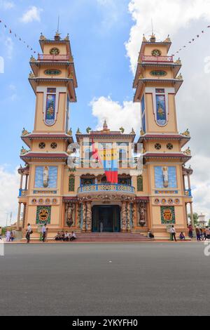 Tay Ninh Holy See est des tours de Caodaïsme dans la province de Tay Ninh au Vietnam. Connu pour son mélange unique de styles architecturaux de diverses religions. Banque D'Images