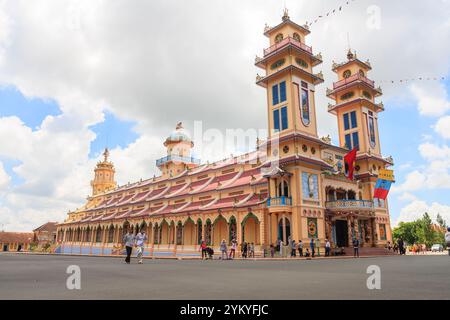 Tay Ninh Holy See est des tours de Caodaïsme dans la province de Tay Ninh au Vietnam. Connu pour son mélange unique de styles architecturaux de diverses religions. Banque D'Images