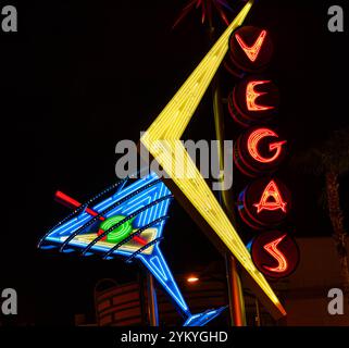 Le verre à Martini rétro et le panneau au néon Boomerang de New Vegas sont conçus dans le Fremont East District, Las Vegas, Nevada, États-Unis Banque D'Images