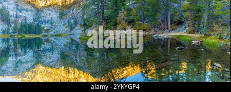 Couleur d'automne et reflet de montagne sur Eagle Lake, Desolation Wilderness National Forest, Californie, États-Unis Banque D'Images